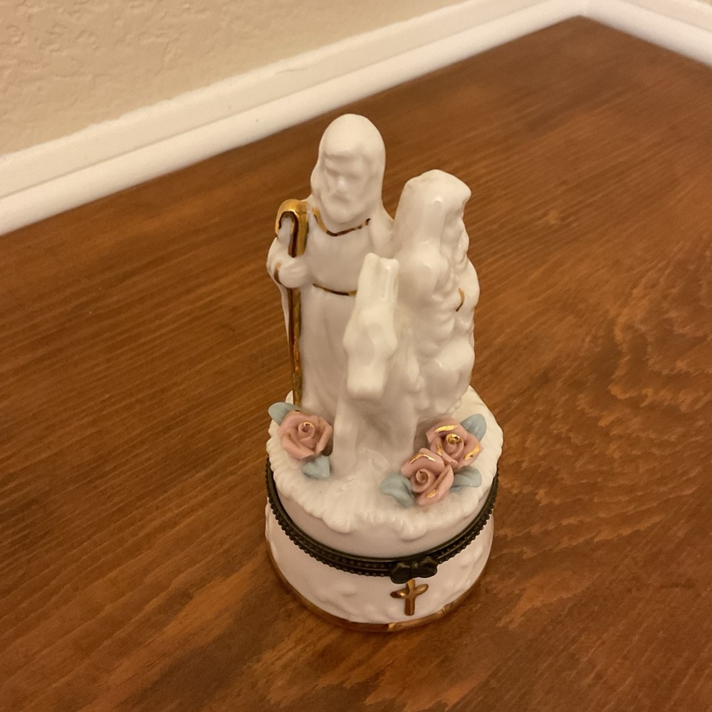 Nativity Scene Ceramic Hinged 4” Trinket Box  ~ Holy Family ~ Gold Trim
